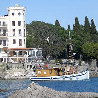 Tornado blue vor dem Hotel Miramar in Abbazia